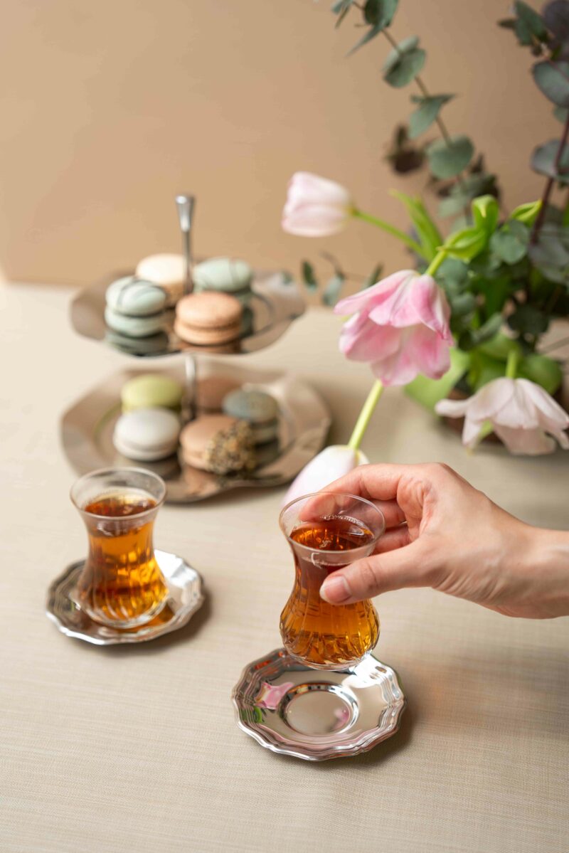 İnce Belli Kristal Çay Bardağı & Paslanmaz Çelik Tabak 6’lı Set